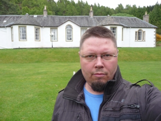 Krzysztof Mackowiak with Boleskine House behind him